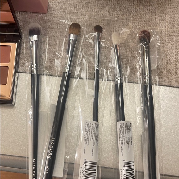 Charlotte Tilbury Makeup Brush Set with Eyeshadow Palette - Picture 5 of 7